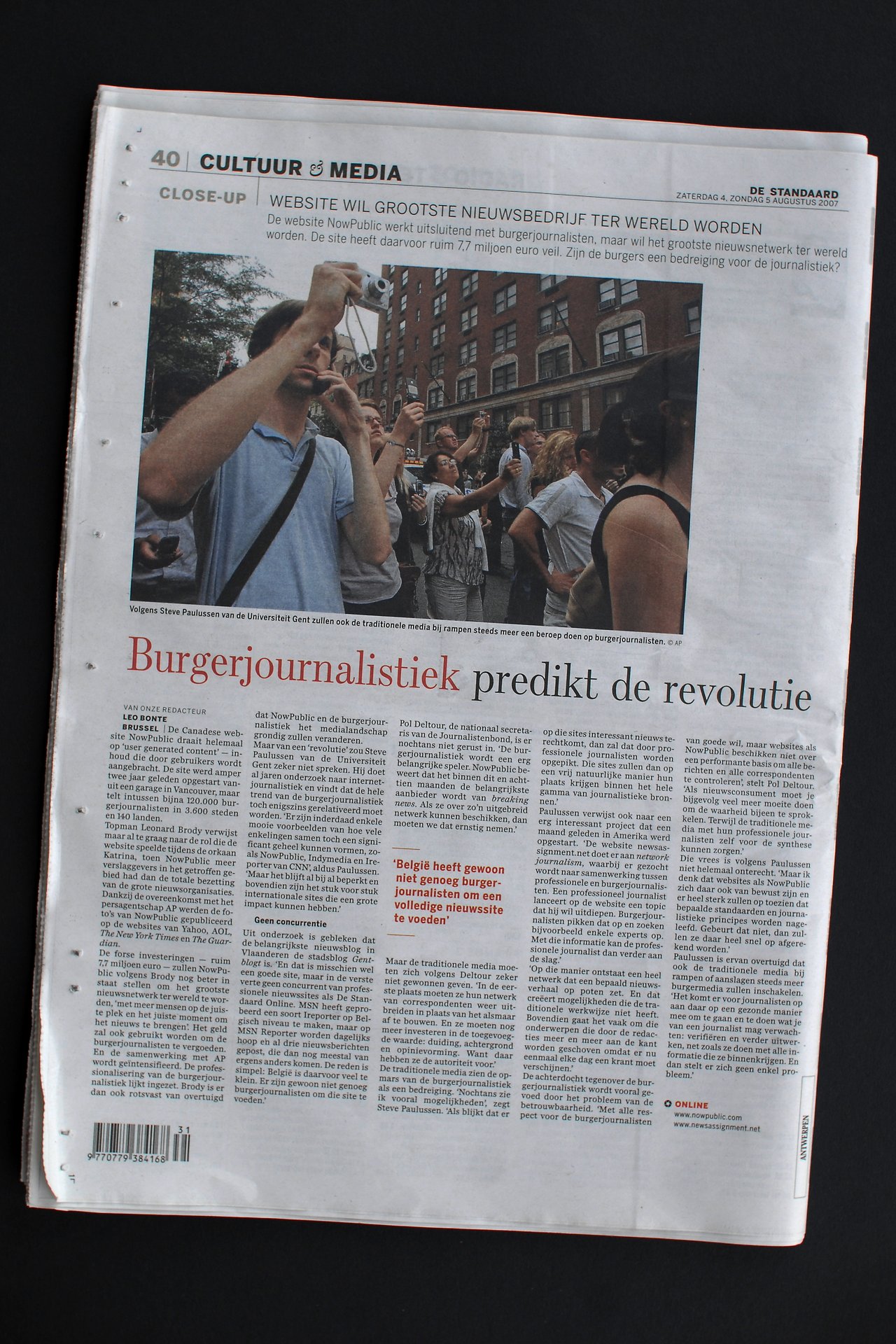 Standaard A newspaper article in De Standaard discusses NowPublic and citizen journalism, highlighting its impact on traditional media.