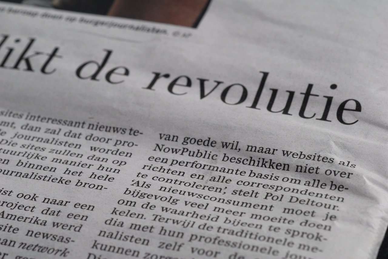 Standaard Close-up of a newspaper article discussing the credibility of citizen journalism compared to professional journalism.